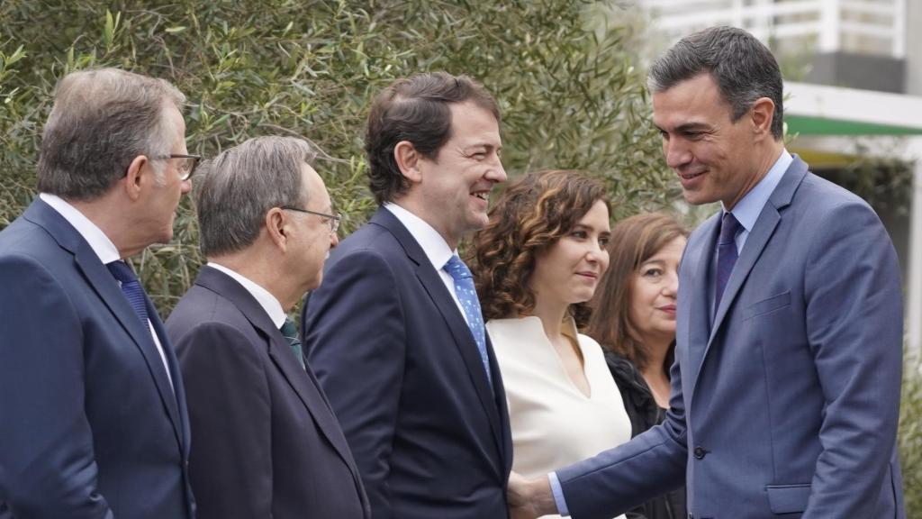 El presidente de la Junta, Alfonso Fernández Mañueco, saluda al presidente del Gobierno, Pedro Sánchez, en la última Conferencia de Presidentes, celebrada en marzo de 2022