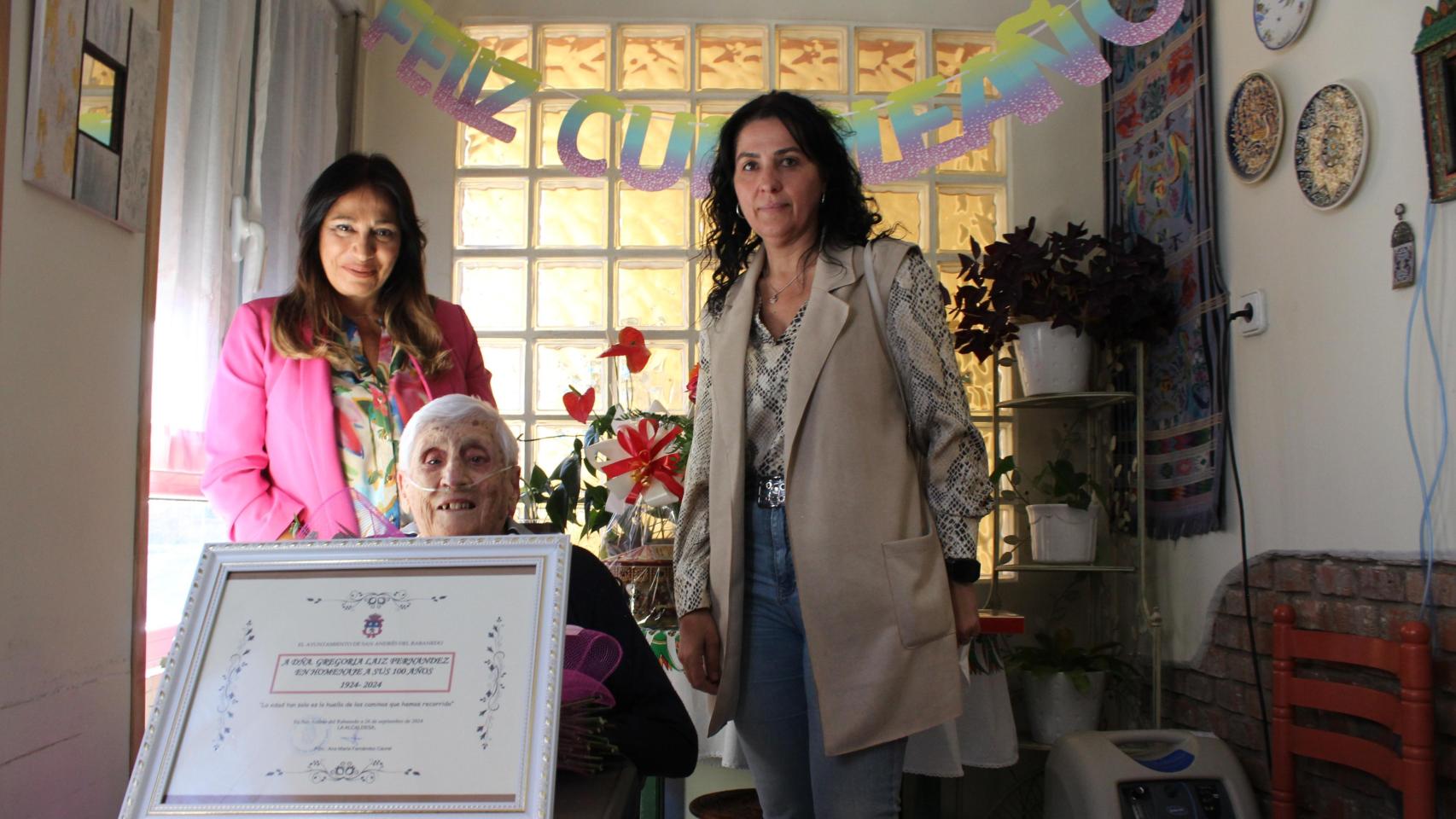 La alcaldesa de San Andrés del Rabanedo, Ana Caurel, y la concejala de Servicios Sociales, Amparo Blanco, homenajean a Gregoria, su vecina centenaria