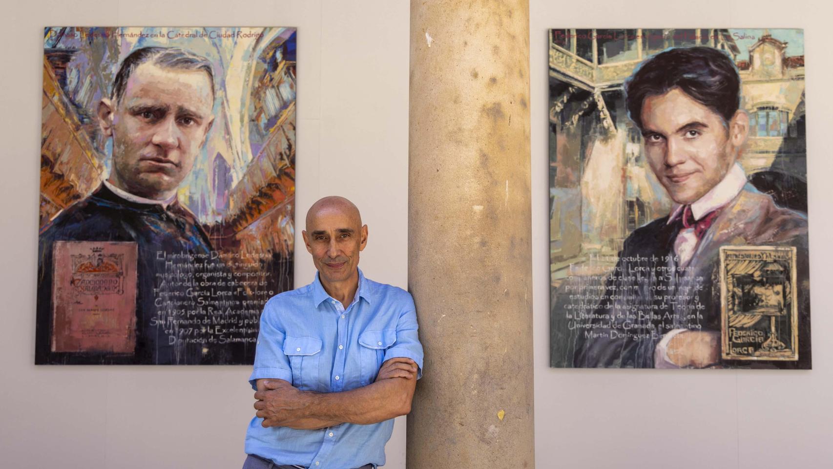 El pintor de Mogarraz, Florencio Maíllo, junto a dos de sus obras en La Salina