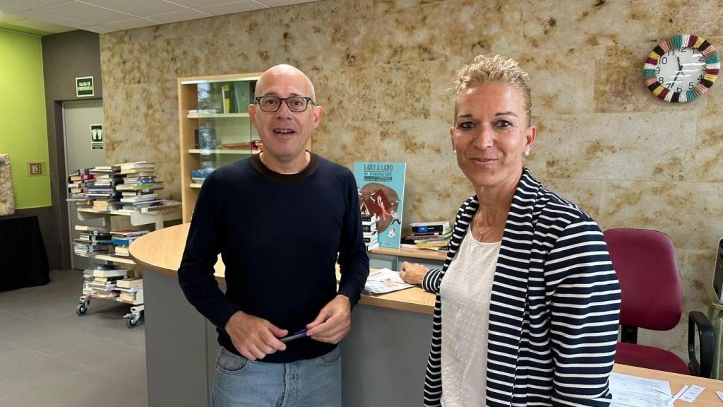 La concejala de Cultura, María José García Amaro, junto al director de la biblioteca, Manuel Hernández Leal