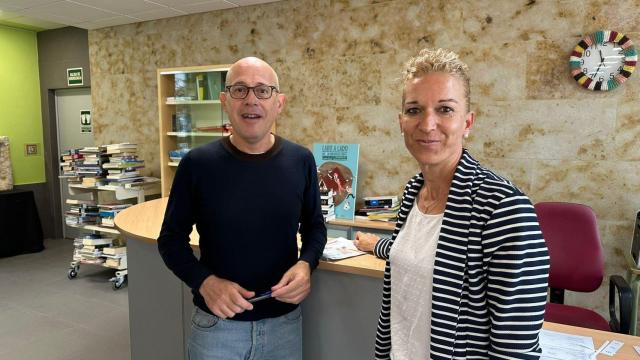 La concejala de Cultura, María José García Amaro, junto al director de la biblioteca, Manuel Hernández Leal