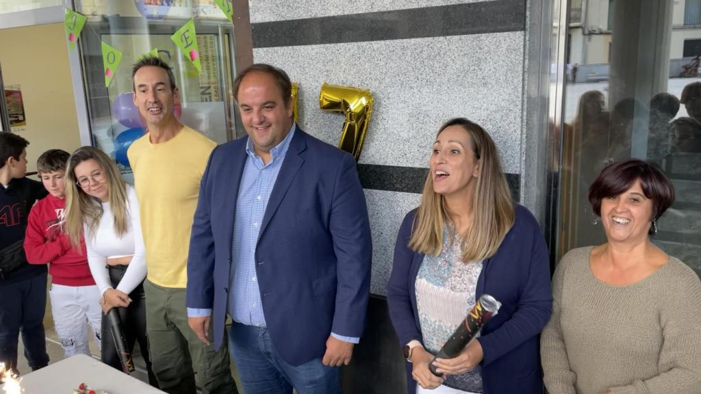 El alcalde, Roberto Martín, asiste al dieciocho cumpleaños de Guijuelo Joven