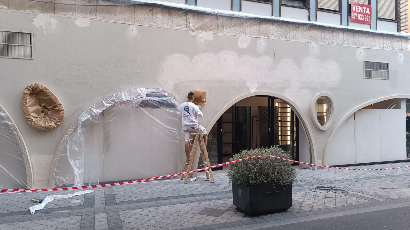 Un trabajador ultimando los preparativos de la nueva tienda que abrirá la próxima semana