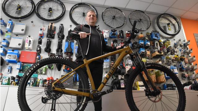 Raúl Alonso Tamayo, en su tienda 'Apedales', en la calle Veinte metros de Valladolid