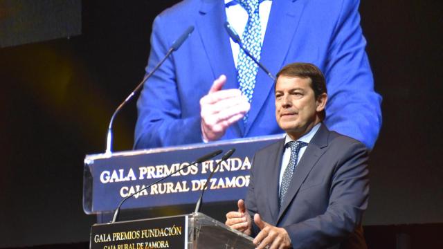 El presidente de la Junta de Castilla y León, Alfonso Fernández Mañueco, durante su discurso en los premios de la Fundación Caja Rural