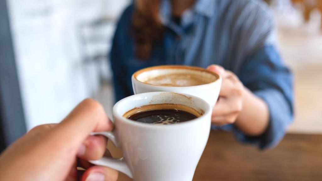 Dos personas con tazas de café.