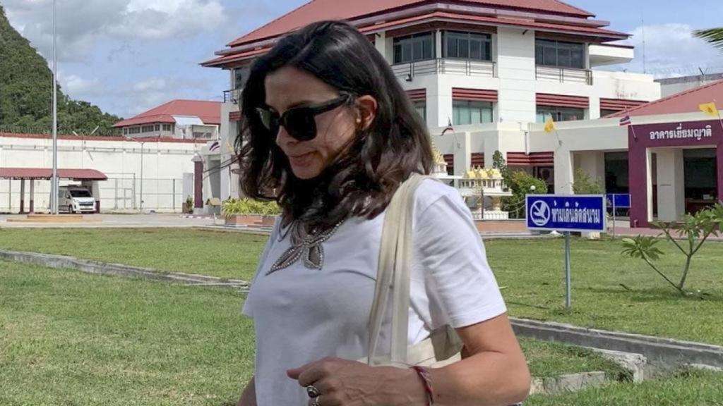 Silvia Bronchalo abandonando la prisión de Surat Thani, tras visitar a su hijo.