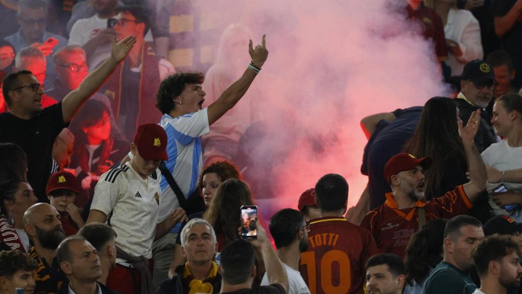 Aficionados de la Roma insultan a los del Athletic tras la caída de una bengala encendida en sus gradas.