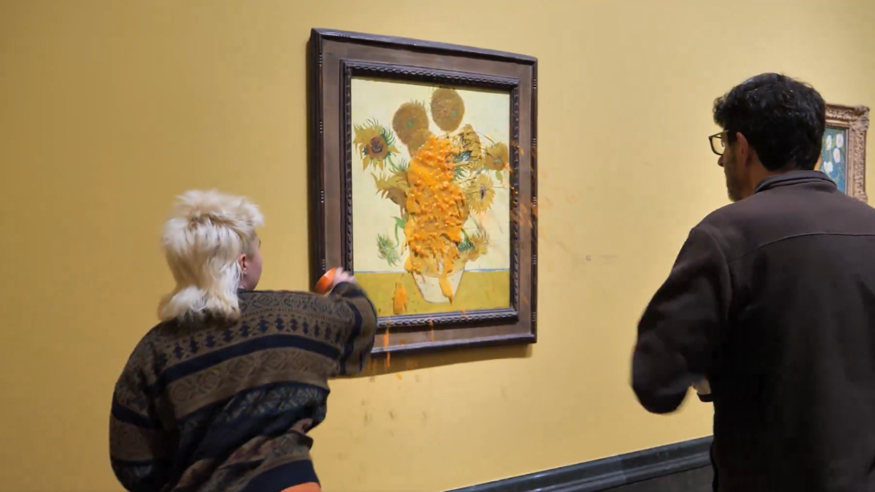 Miembros de Just Stop Oil arrojan sopa sobre un cuadro de Van Gogh en la National Gallery de Londres, este viernes. Fotograma del vídeo compartido por la plataforma en X