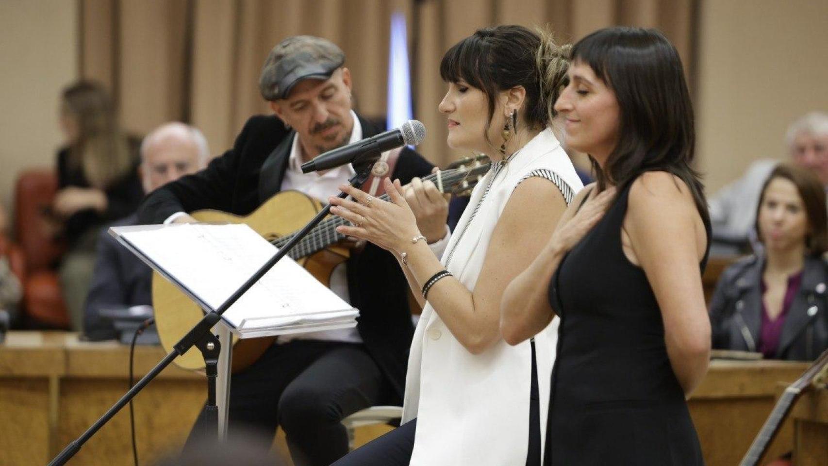 Actuación de Rozalén en el Congreso de la Diputados.