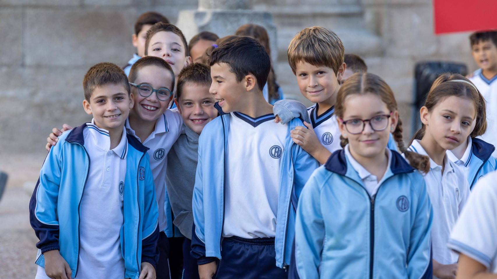 La gran familia del Colegio Tavera inunda de ilusión las calles de Toledo con su peregrinación anual: todas las fotos