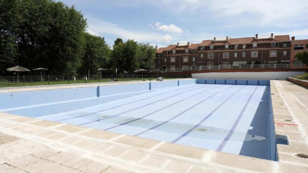 El vaso de la piscina del Polígono presenta grietas y pérdida del revestimiento de pequeños azulejos.