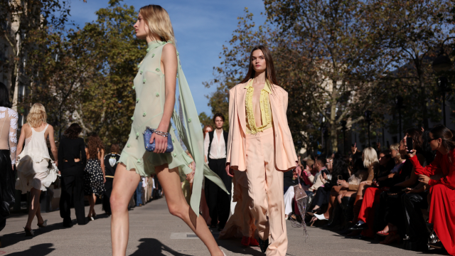 Desfile de Stella McCartney con tejidos sostenibles en las calles de París.