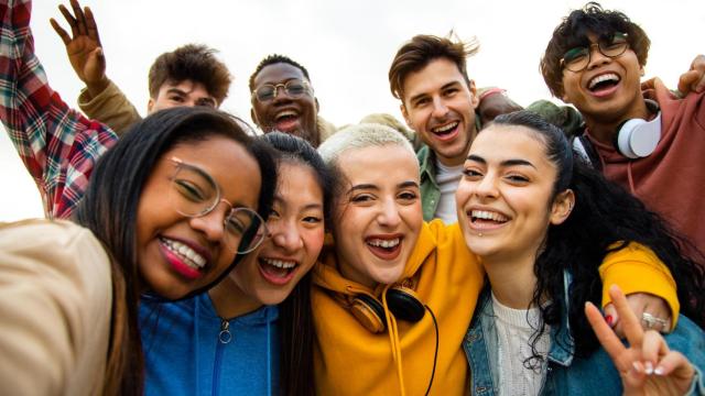 Grupo de jóvenes universitarios sonrientes.