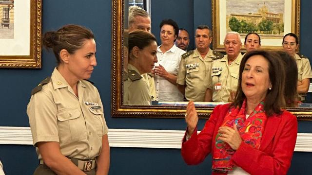 La comandante Antúnez, junto a Margarita Robles tras la presentación de su tesis doctoral.