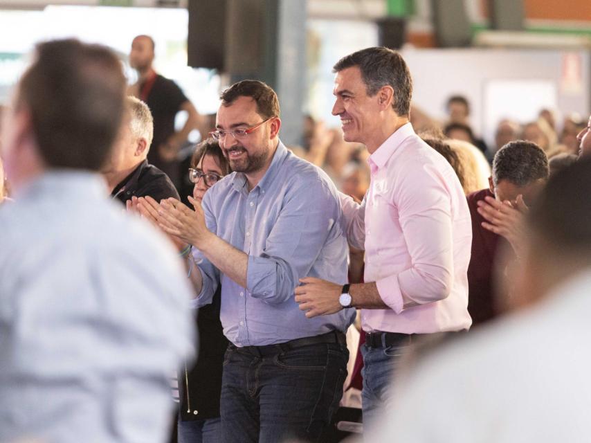 Pedro Sánchez y el presidente del Principado de Asturias, Adrián Barbón.