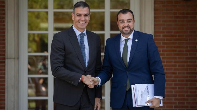 El presidente del Gobierno, Pedro Sánchez, y el presidente de Asturias, Adrián Barbón, este viernes en Moncloa.