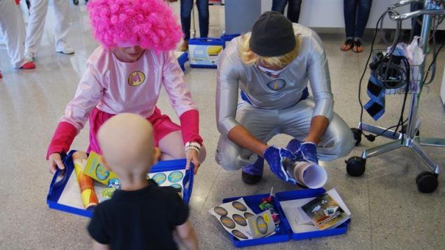 Unos payasos visitan la planta de oncología infantil de un hospital de Santa Cruz de Tenerife.