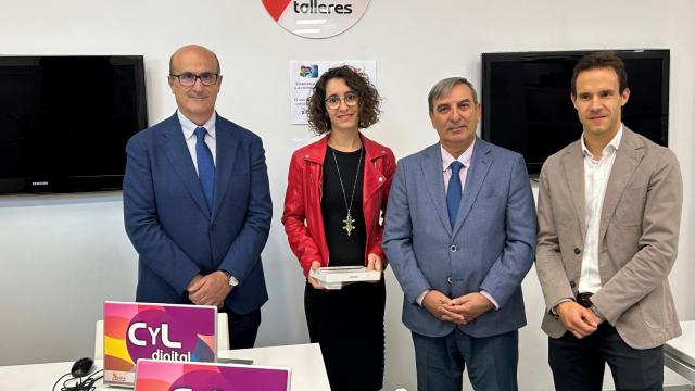 La ganadora y el consejero, en el centro, durante la entrega del premio.