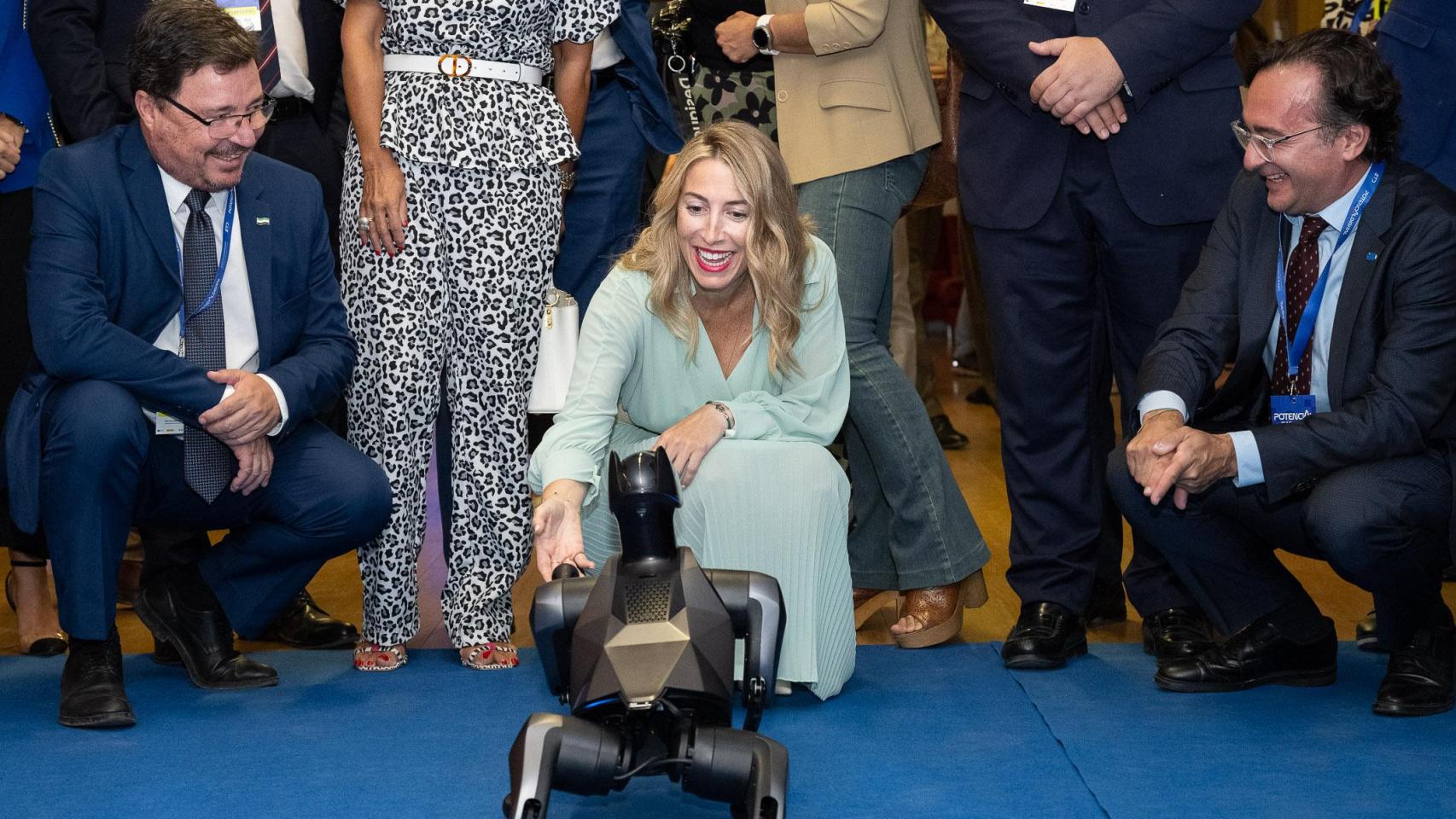 La presidenta de Extremadura, María Guardiola, durante el congreso.