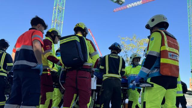 Los bomberos y los sanitarios en Usera.