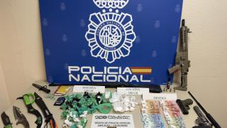 las armas, la droga y el dinero incautado.