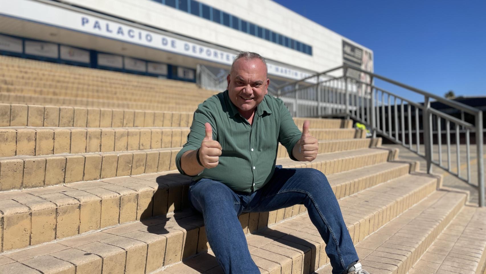 Fede, en la escalera del Carpena.