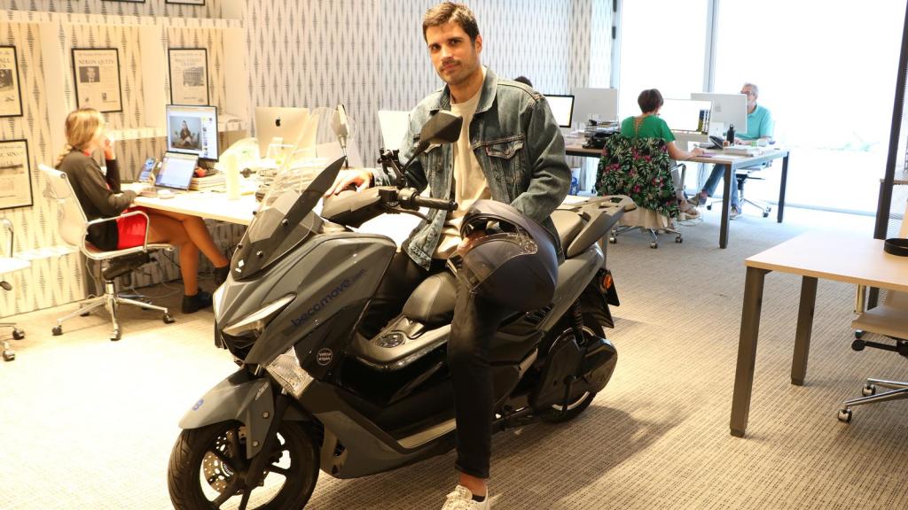 Emilio Froján con la Velca One, un scooter eléctrico que se carga en cualquier enchufe.