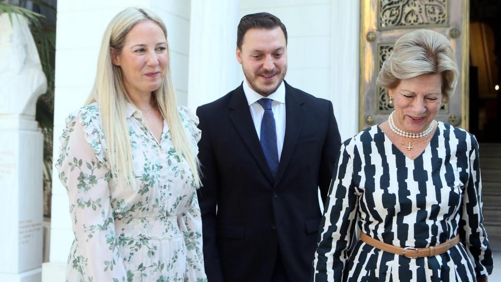 Los novios y Ana María de Grecia, antes del enlace.