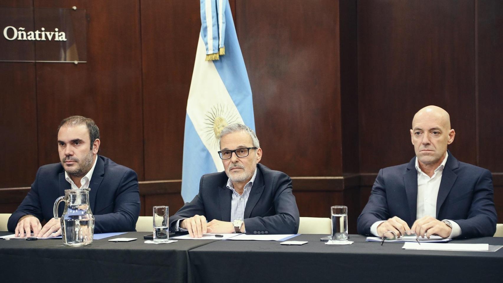 En el centro de la imagen, el hasta ahora ministro argentino de Salud, Mario Russo.