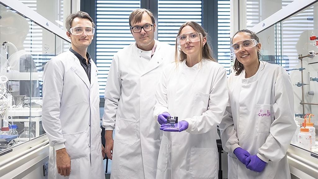 De izquierda a derecha, los investigadores Paulius Baronas, Kasper Moth-Poulsen, Helen Hölzel y Lorette Fernandez en el laboratorio MOST de la UPC