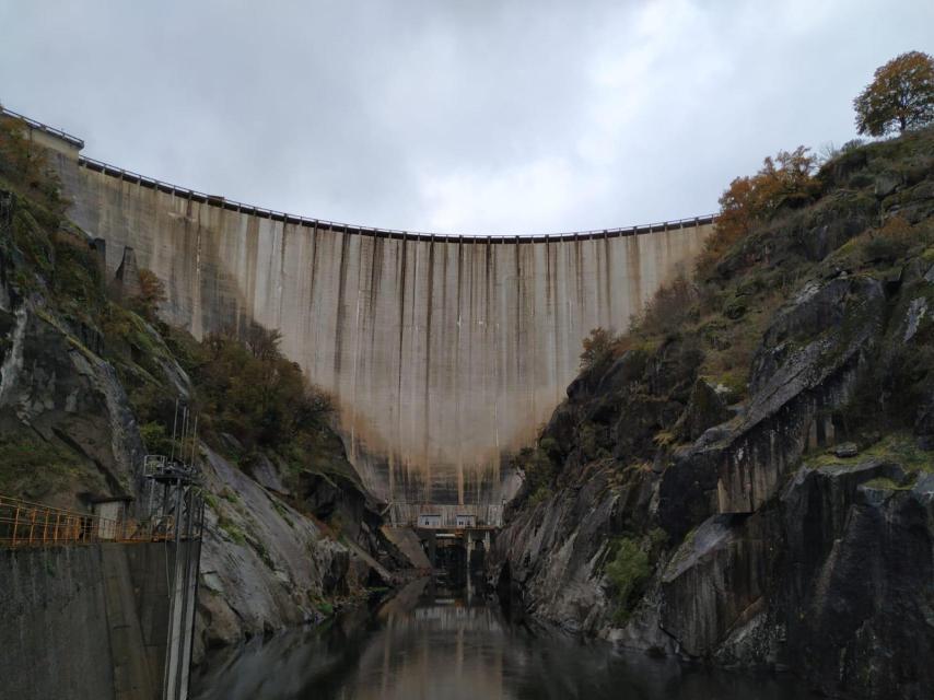 Vista inferior de la presa de Belesar. https://es.wikipedia.org