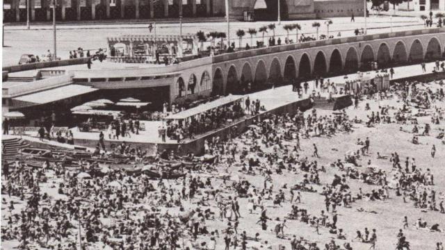 Imagen del Playa Club en la década de los 50 del siglo XX en verano, con cafetería y terraza y los Arcados.