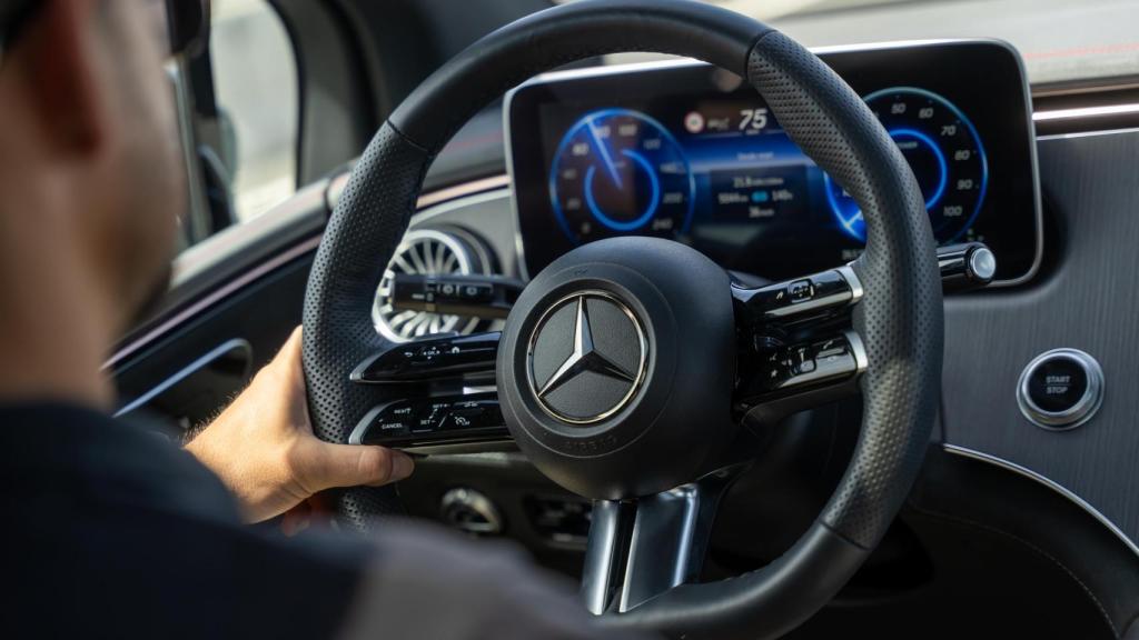 Interior de un vehículo Mercedes-Benz.