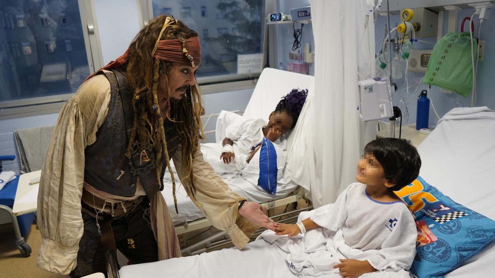 El capitán Jack Sparrow, encarnado por el actor Johnny Depp, visita el Hospital Universitario Donostia de Osakidetza.