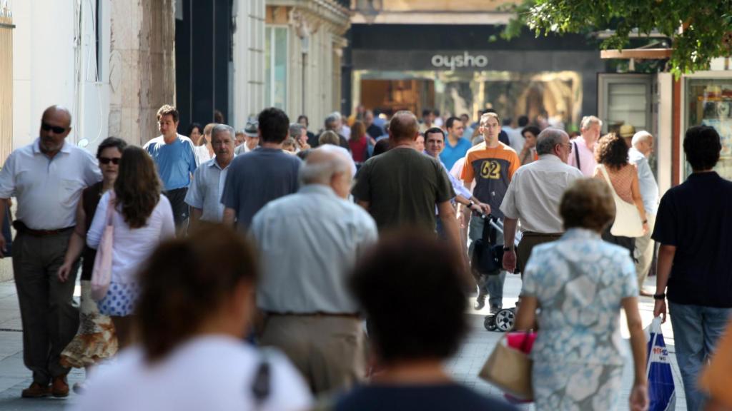 Imagen de gente comprando en calles de Andalucía