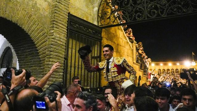 Alejandro Talavante sale por la Puerta del Príncipe de la Maestranza de Sevilla.