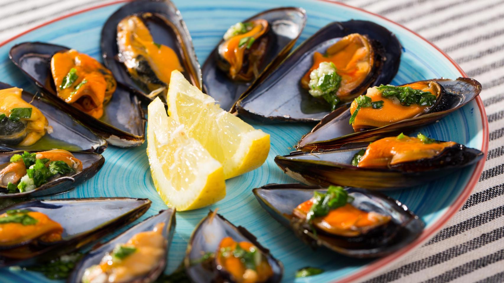 Un plato de mejillones al vapor