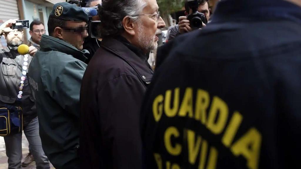 El exvicealcalde de Valencia Alfonso Grau tras el registro de su domicilio.