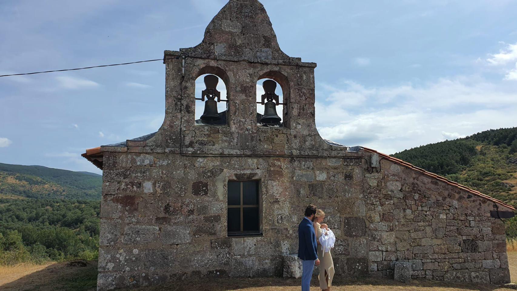 Juan García-Gallardo y Teresa Silvestre en el bautizo de su hijo Blas