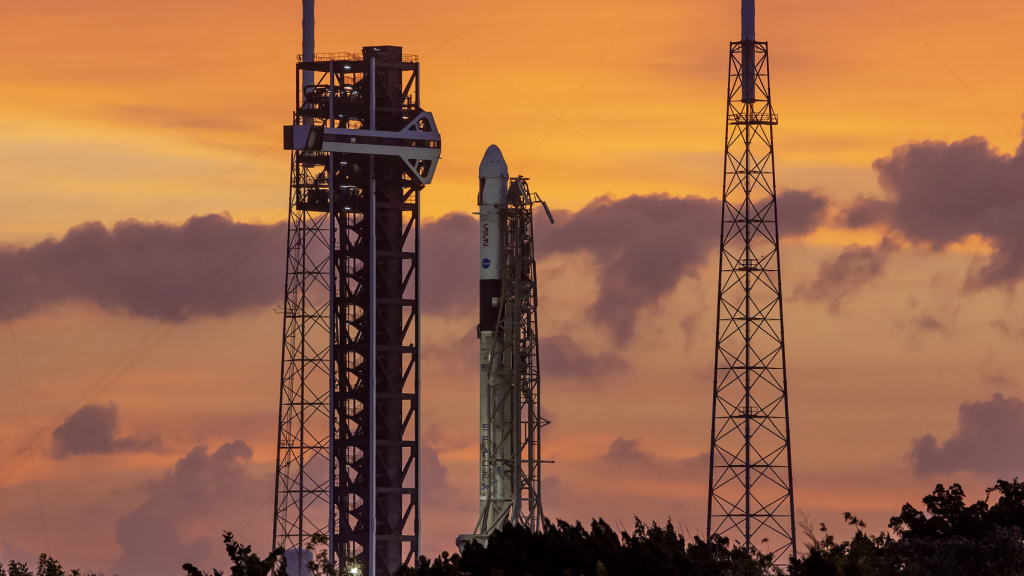 Nave Dragon acoplada al cohete Falcon 9 de la misión Crew-9 de la NASA