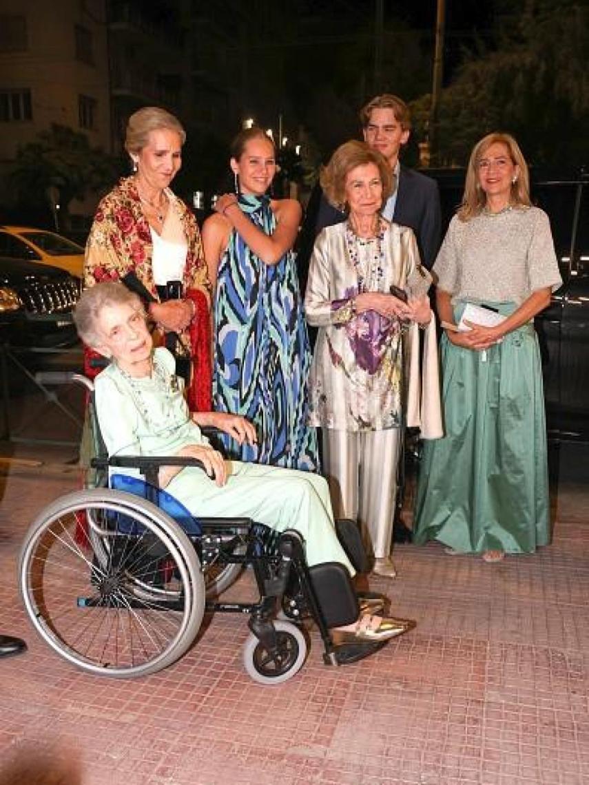 La reina Sofía, vestida por Alejandro de Miguel, junto a su hermana, sus hijas y su nieta.