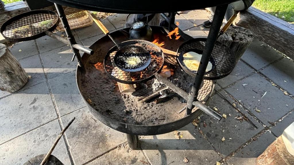 Tortitas tradicionales cocinadas al fuego en el Parque Natural de Linnansaari, en Finlandia.