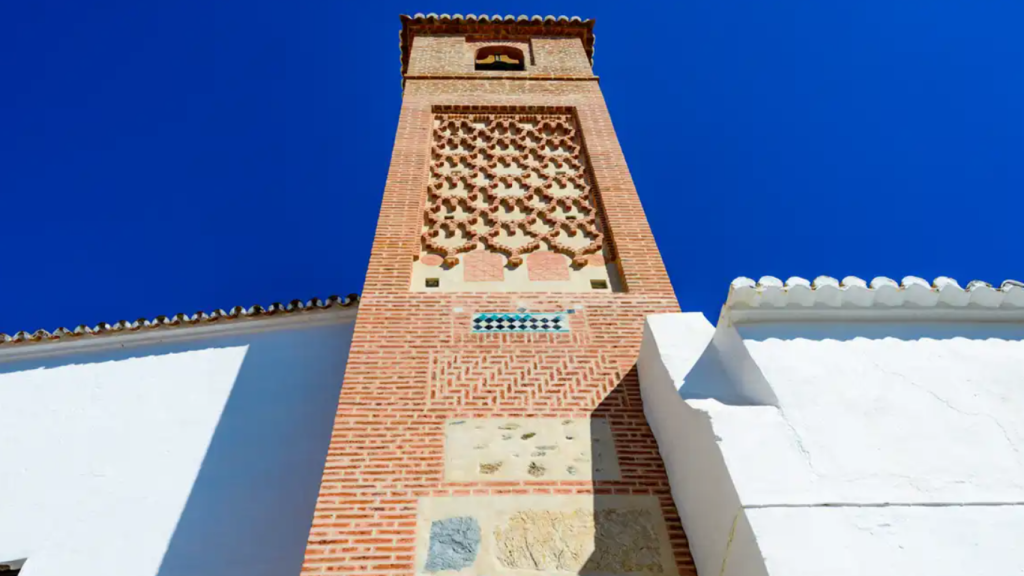 Torre alminar de la iglesia de Salares.