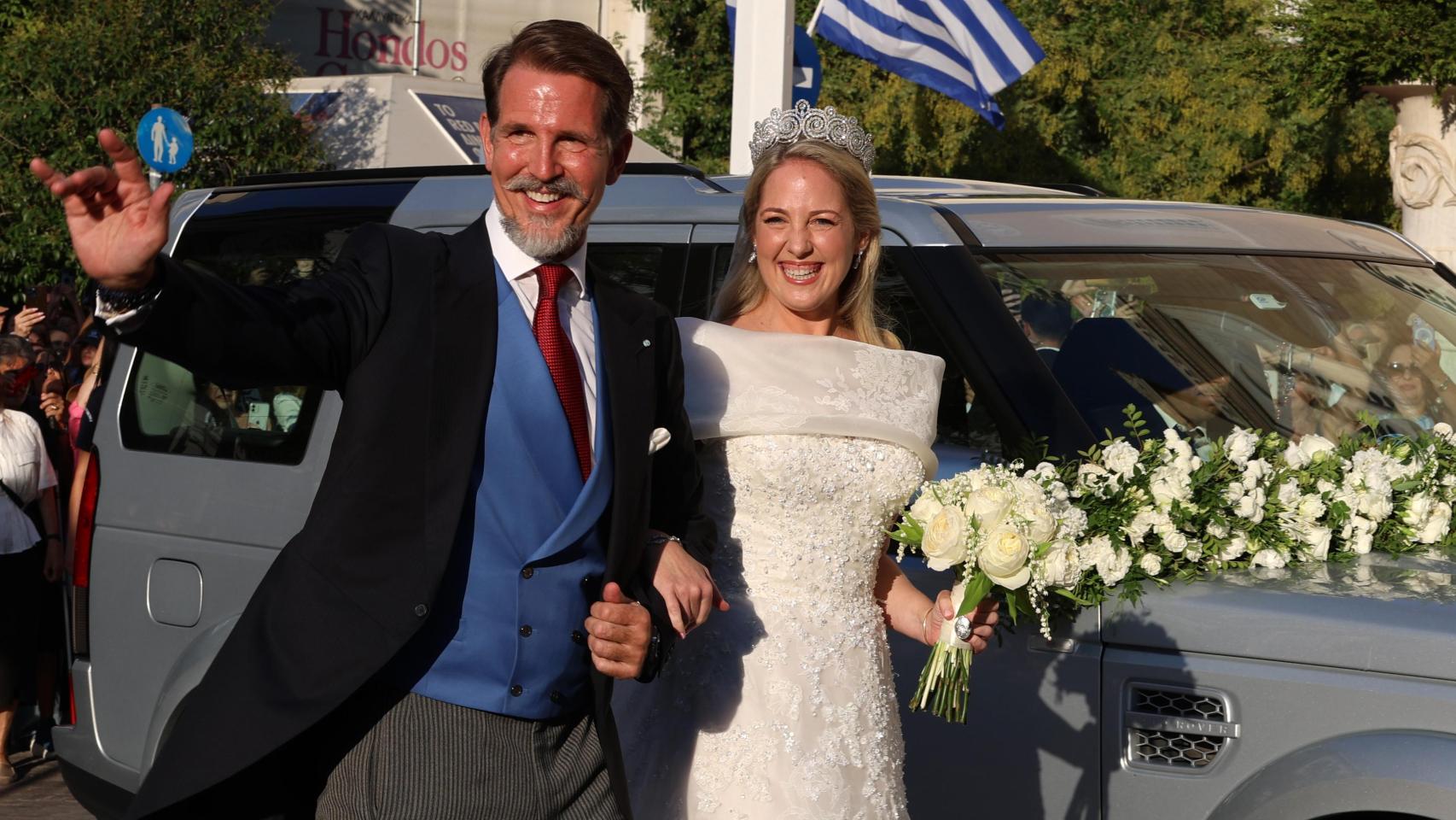 Teodora junto a Pablo de Grecia a la llegada a Atenas.