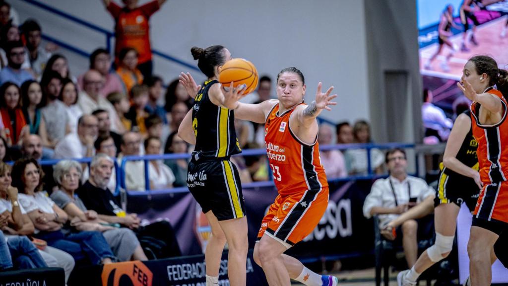 La jugadora Alina Iagupova del Valencia Basket con el dorsal 23, este sábado, defendiendo a una jugadora del Hozono Global Jairis.