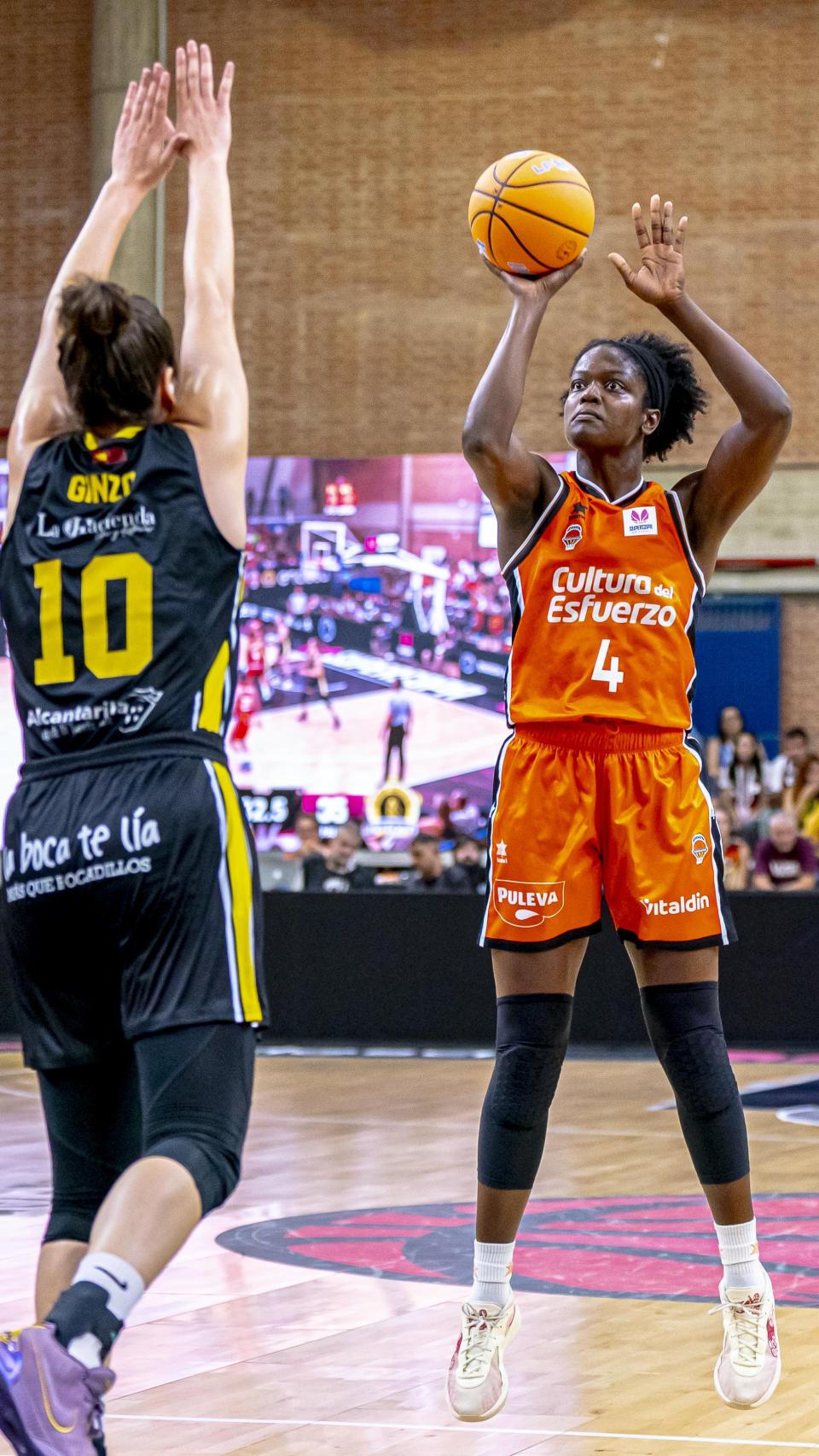 La estadounidense Nadia Fingall ha sido una de las protagonistas de la remontada del Valencia Basket.