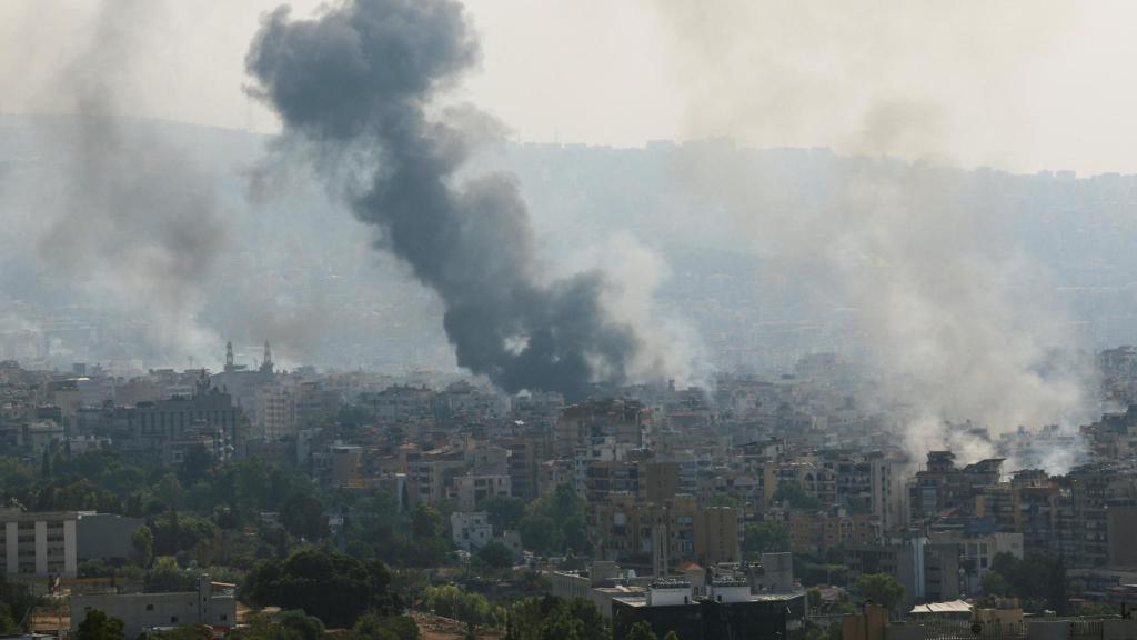 El humo se eleva sobre los suburbios del sur de Beirut.