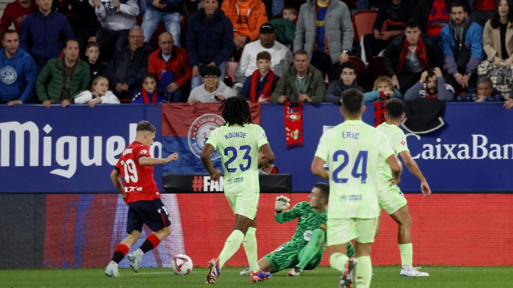 Bryan Zaragoza recorta a Iñaki Peña y anota su gol.