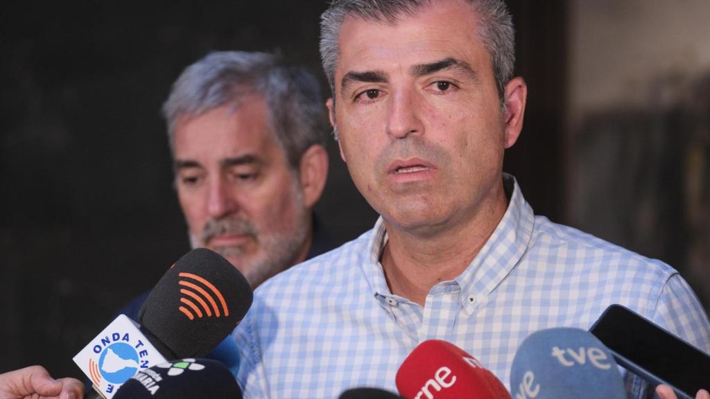 El presidente de Canarias, Fernando Clavijo (i), y el vicepresidente, Manuel Domínguez (d), este sábado, en una rueda de prensa en Santa Cruz de Tenerife posterior a una reunión con motivo del naufragio de un cayuco en las costas de El Hierro.